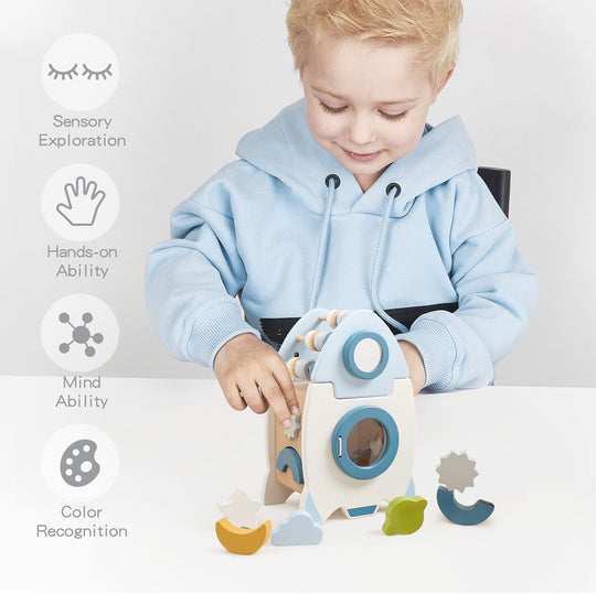 Handgefertigte Montessori-Holzrakete mit verschiedenen Farben und Formen