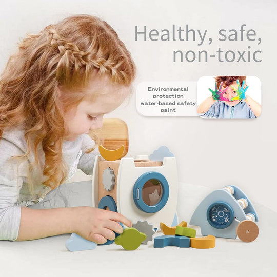 Handgefertigte Montessori-Holzrakete mit verschiedenen Farben und Formen