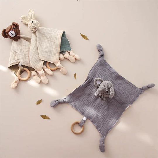 SoftBuddy™ Kuscheltuch mit Beißring & Rassel – Weich, Sicher und Entwicklungsfördernd