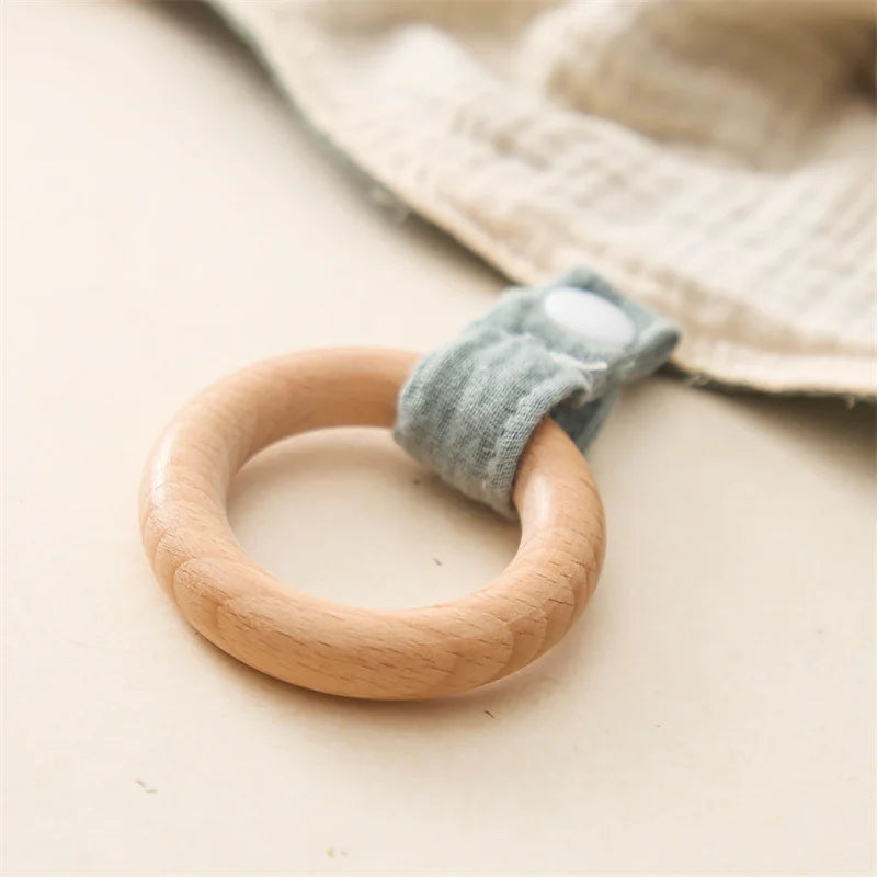 SoftBuddy™ Kuscheltuch mit Beißring & Rassel – Weich, Sicher und Entwicklungsfördernd
