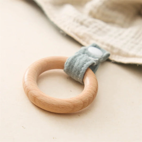 SoftBuddy™ Kuscheltuch mit Beißring & Rassel – Weich, Sicher und Entwicklungsfördernd
