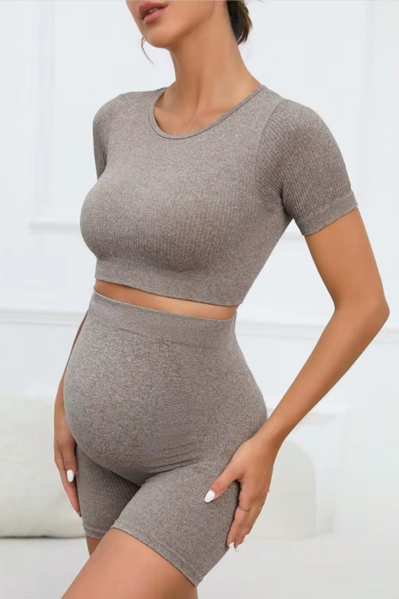 BumpEase™ – Schwangerschaftsset – Nahtloses Crop-Top & High-Waist Shorts