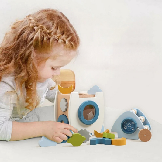 Handgefertigte Montessori-Holzrakete mit verschiedenen Farben und Formen
