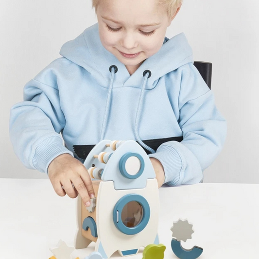 Handgefertigte Montessori-Holzrakete mit verschiedenen Farben und Formen