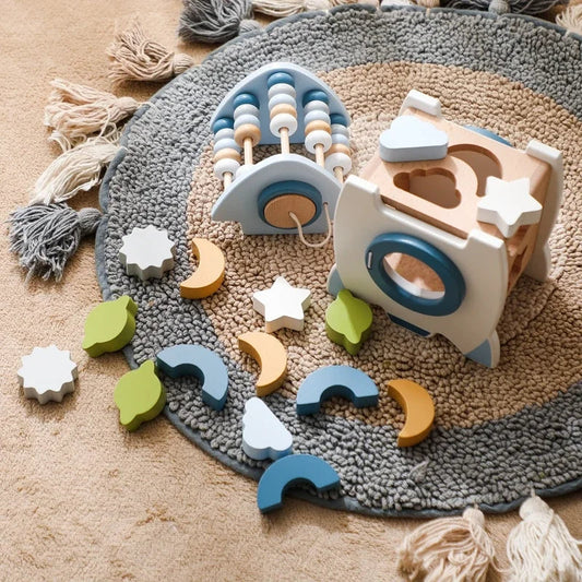 Handgefertigte Montessori-Holzrakete mit verschiedenen Farben und Formen