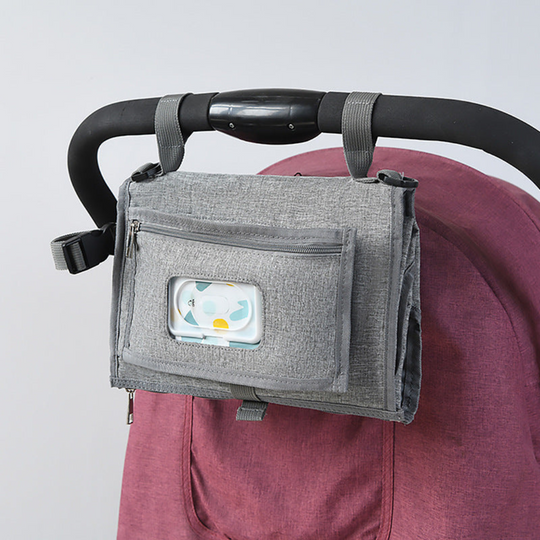 Kompakte Wickelunterlage mit Taschen für unterwegs